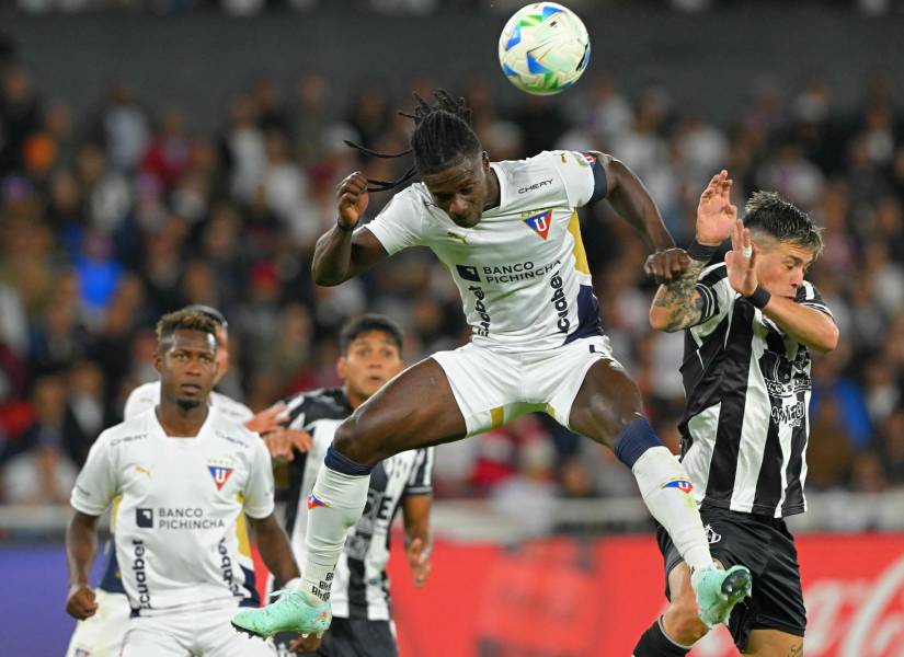 El defensa Ricardo Adé en un partido con liga de Quito contra Botafogo por Copa Libertadores
