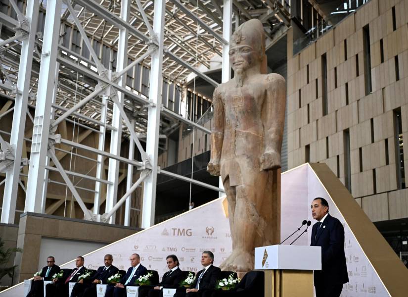 El primer ministro egipcio, Mostafa Madbouli, se dirige a la prensa antes de la inauguración oficial del Gran Museo Egipcio (GEM) en Guiza, en las afueras suroccidentales de El Cairo.