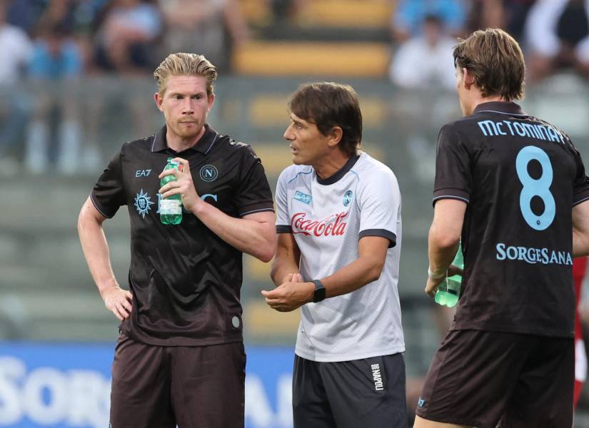 Kevin De Bruyne junto a su técnico Antonio Conte y ex Manchester United, Scott McTominay.
