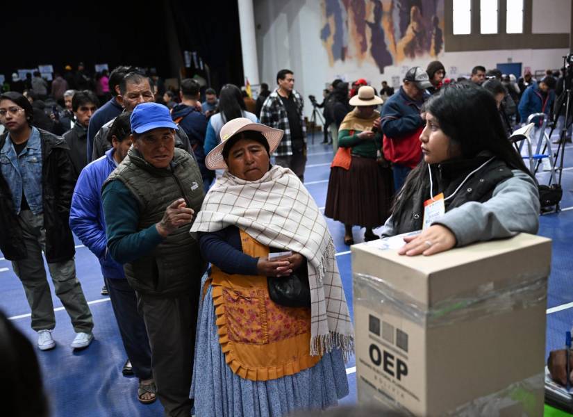 Personas hacen fila para votar en un colegio electoral durante las elecciones presidenciales en La Paz el 17 de agosto de 2025.