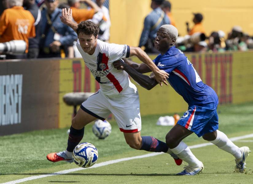 Moisés Caicedo recibió una amarilla por falta a Joao Neves.