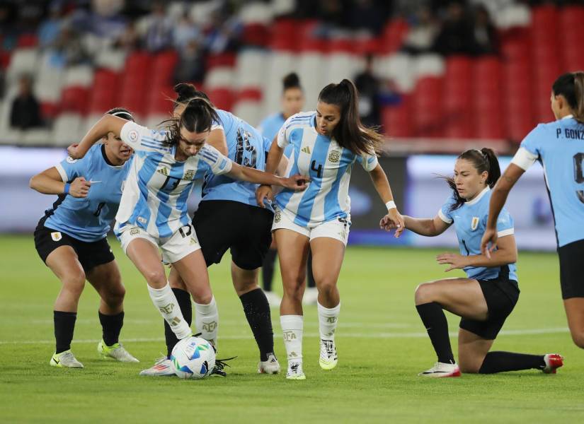 Sophia Braun (2-i) y Catalina Roggerone (c) de Argentina disputan el balón con Ximena Velazco (d) y Fátima Barone (c-i) de Uruguay este viernes, en un partido por el tercer puesto de la Copa América Femenina