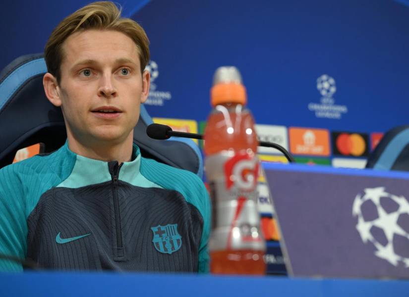 El medio del FC Barcelona Frenkie de Jong en rueda de prensa en Nápoles.