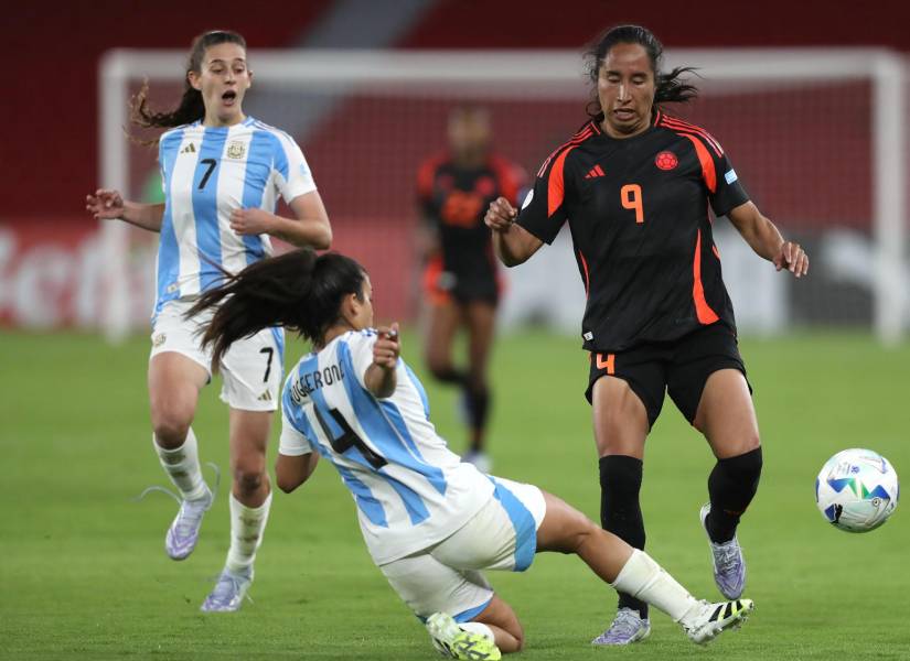 Catalina Sarmiento (i), de Argentina, disputa el balón con Mayra Ramírez, de Colombia, en un partido de las semifinales de la Copa América Femenina