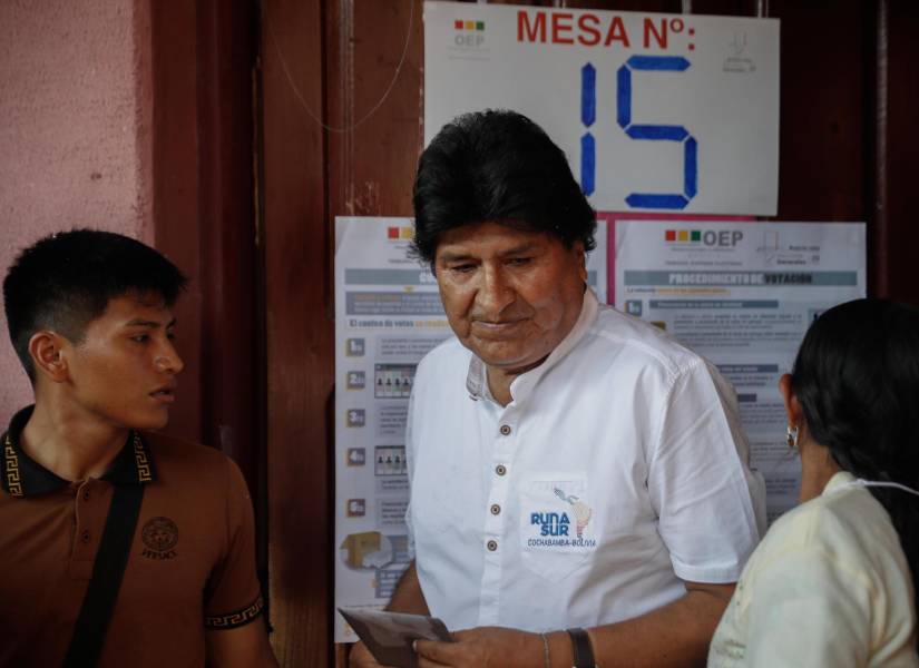 El expresidente de Bolivia Evo Morales sale de marcar su voto este domingo, en el centro de votación Escuela Villa 14, en el municipio de Villa Tunari.