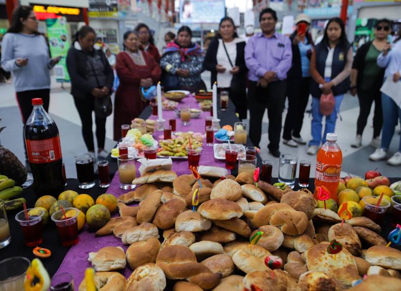 Personas participan en la celebración del Día de Difuntos este sábado, en La Paz (Bolivia). Los bolivianos recordaron a sus difuntos y les recibieron con las llamadas mesas o altares repletos de panes, dulces, bebida y comida.