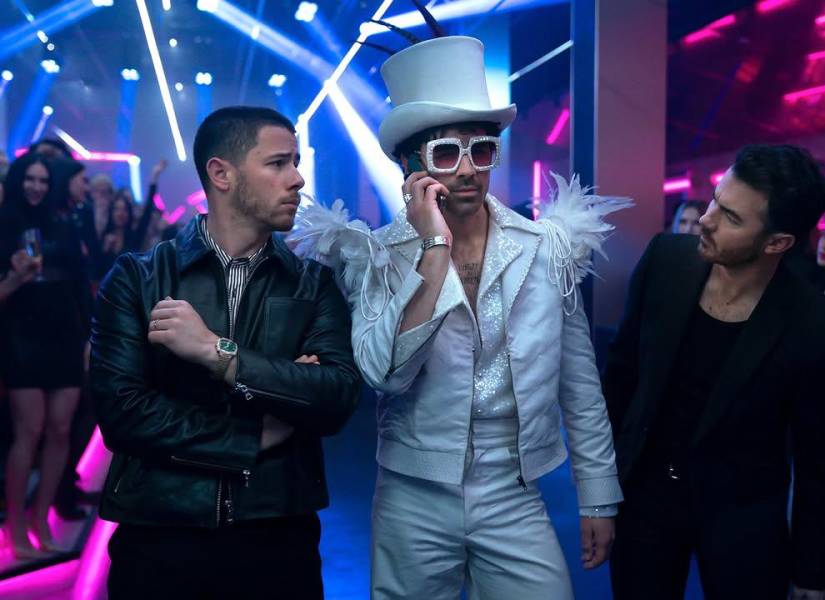 Los Jonas Brothers en una discoteca.