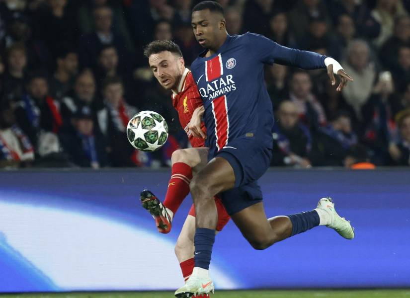 Willian Pacho en el partido entre el PSG contra el Liverpool por Champions League