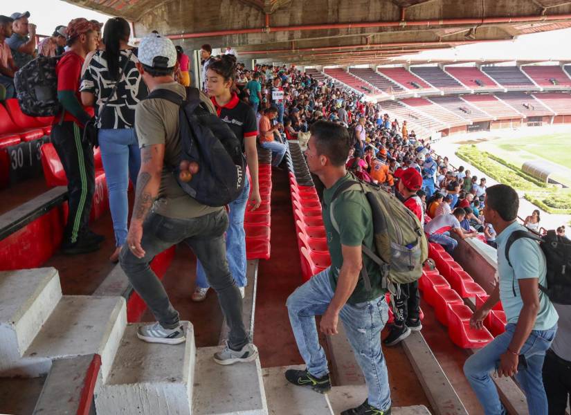 ACOMPAÑA CRÓNICA COLOMBIA CONFLICTO AME2505. CÚCUTA (COLOMBIA), 19/01/2025.- Personas desplazadas por la violencia en la región del Catatumbo llegaron, este domingo, buscando ayuda al estadio de Cúcuta (Colombia). La ciudad de Cúcuta, limítrofe con Venezuela, se ha convertido en un símbolo del sufrimiento humano causado por el conflicto armado en la región del Catatumbo y es el lugar donde en los últimos días han llegado centenares de personas huyendo de la violencia desatada entre la guerrilla del Ejército de Liberación Nacional (ELN) y una disidencia de las FARC. EFE/ Mario Caicedo