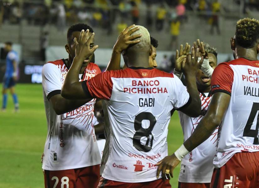 Gabriel Cortez celebra su gol contra el Manta FC por partido amistoso