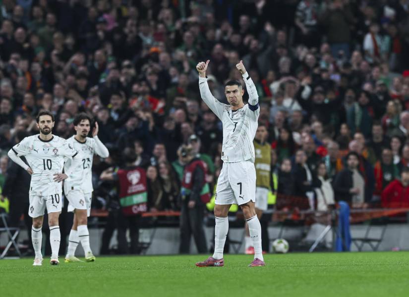 El portugués Cristiano Ronaldo gesticula después de ser expulsado en el partido entre su selección y la de Irlanda, disputado correspondiente a la fase de clasificación para el Mundial 2026.