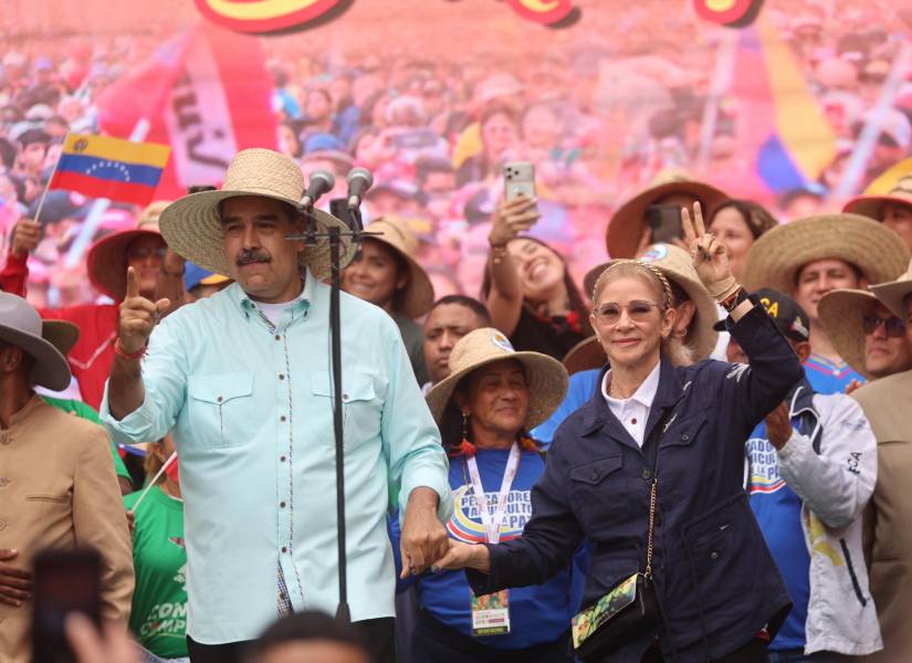 El presidente de Venezuela, Nicolás Maduro (i), pronuncia un discurso junto a su esposa, Cilia Flores, durante una marcha el miércoles, en Caracas (Venezuela).