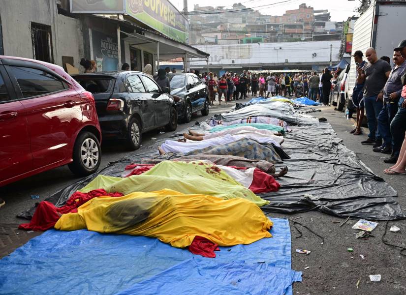 Personas alinean cadáveres en la plaza São Lucas de la favela Vila Cruzeiro, en el complejo Penha de Río de Janeiro.