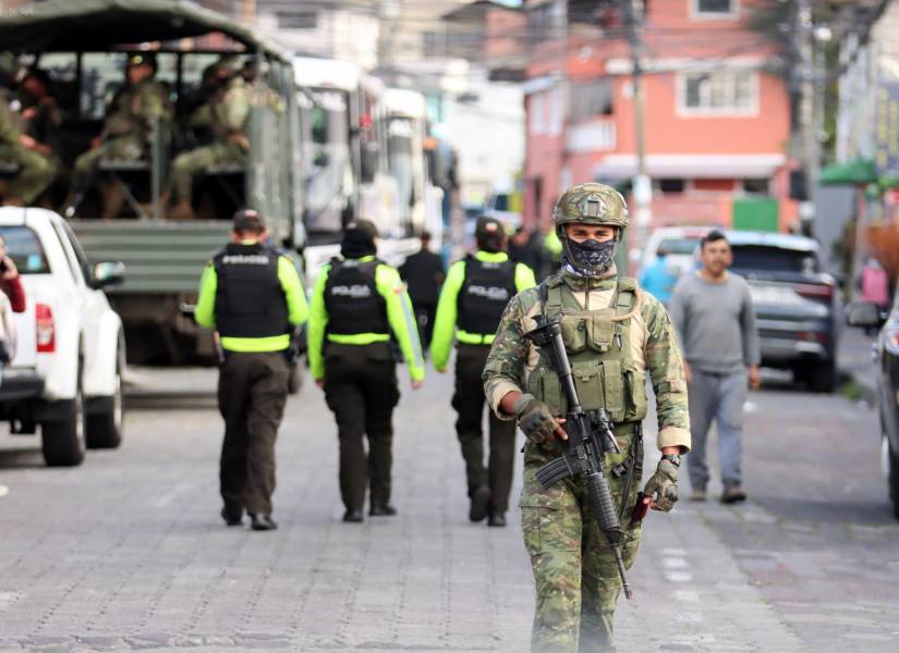 Imagen de este 16 de febrero de 2024. Militares y policías ejecutaron un operativo en la cárcel de El Inca, en Quito.