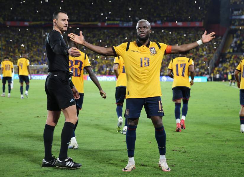 Enner Valencia de Ecuador celebra un gol este martes, en un partido por las eliminatorias a la Copa Mundial 2026 ante Argentina