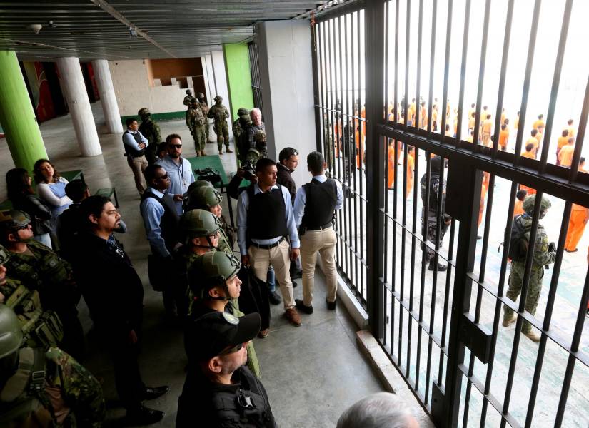 Noboa recorre las instalaciones de la cárcel de Turi