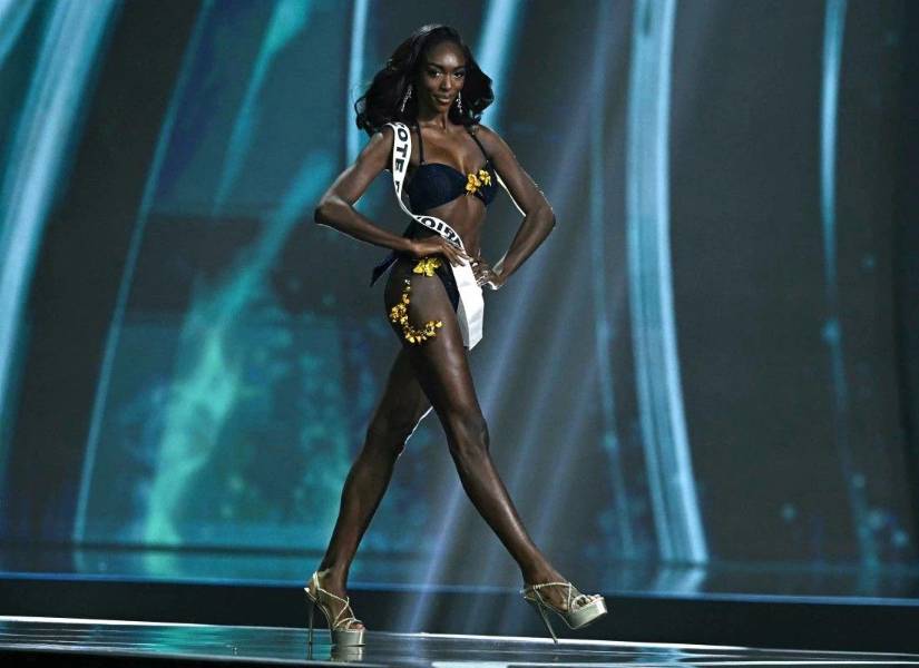 Costa de Marfil en traje de baño.