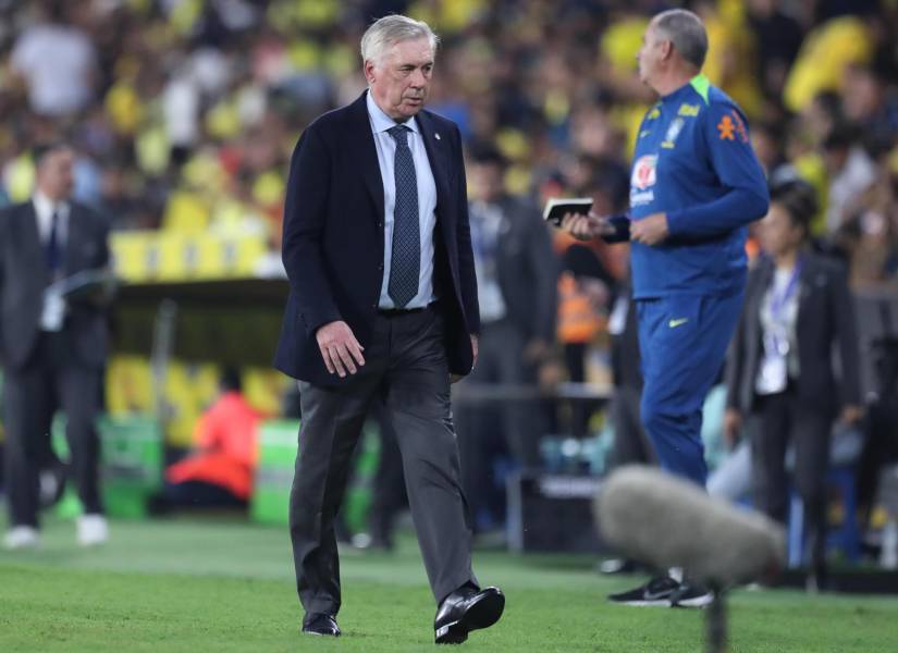 El entrenador de Brasil, Carlo Ancelotti, asiste este jueves, a un partido de las eliminatorias sudamericanas para el Mundial de 2026 entre las selecciones de Ecuador y Brasil en el estadio Monumental Isidro Romero Carbo en Guayaquil (Ecuador).