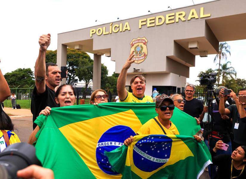 Simpatizantes del expresidente de Brasil Jair Bolsonaro se manifiestan este sábado, frente a la sede de la Policía Federal de Brasilia (Brasil).