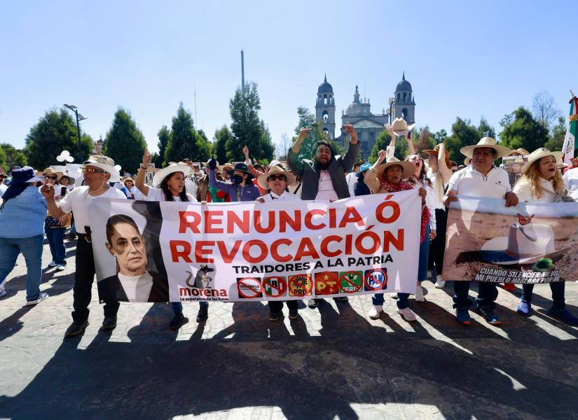 Ciudadanos mexicanos marchando en contra del gobierno de Claudia Sheinbaum.