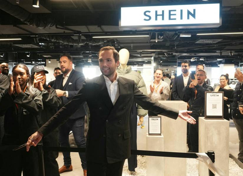 El director del Bazar de l'Hotel de Ville (BHV) abriendo el local de Shein en París.