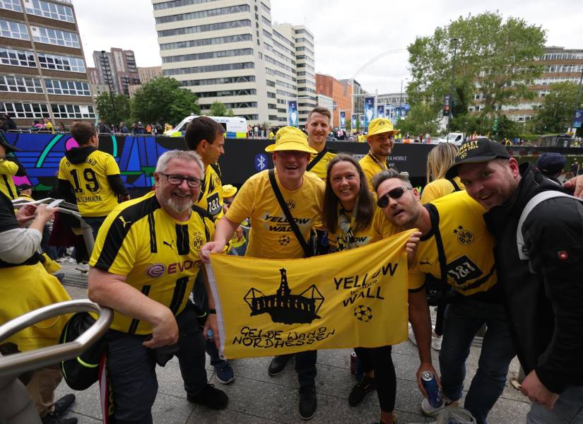 Hinchas del Borussia Dortmund empiezan a llegar al estadio Wembley