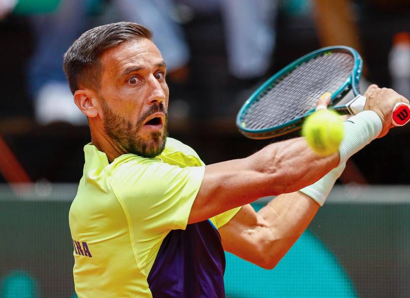 El bosnio Damir Džumhur devuelve una bola ante el ecuatoriano Andrés Andrade este sábado, durante un partido del Grupo Mundial I de la Copa Davis en Quito.
