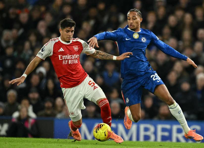 Piero Hincapie en una jugada ante Joao Pedro durante el duelo Arsenal vs. Chelsea.