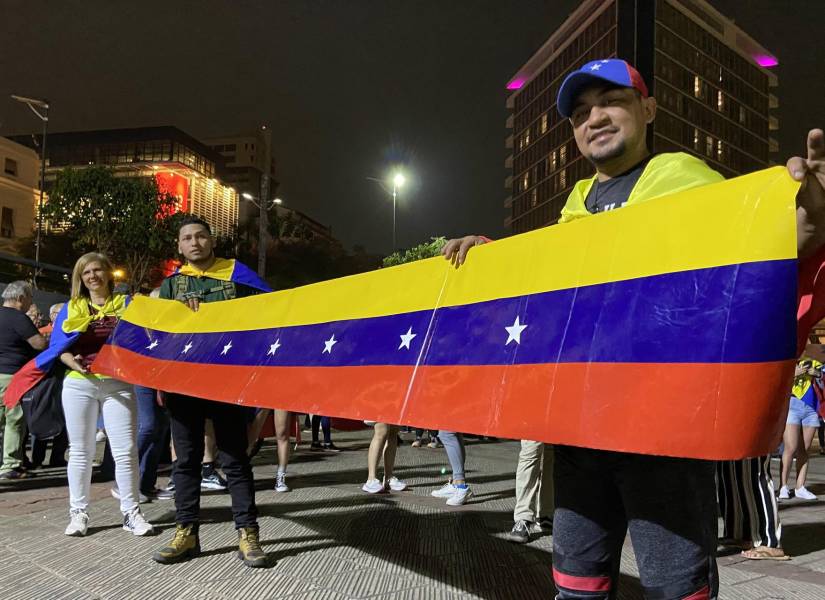 Ciudadanos venezolanos que residen en Paraguay protestan este sábado, para rechazar los resultados de las elecciones celebradas el 28 julio, en Asunción (Paraguay). EFE/ Laura Barros