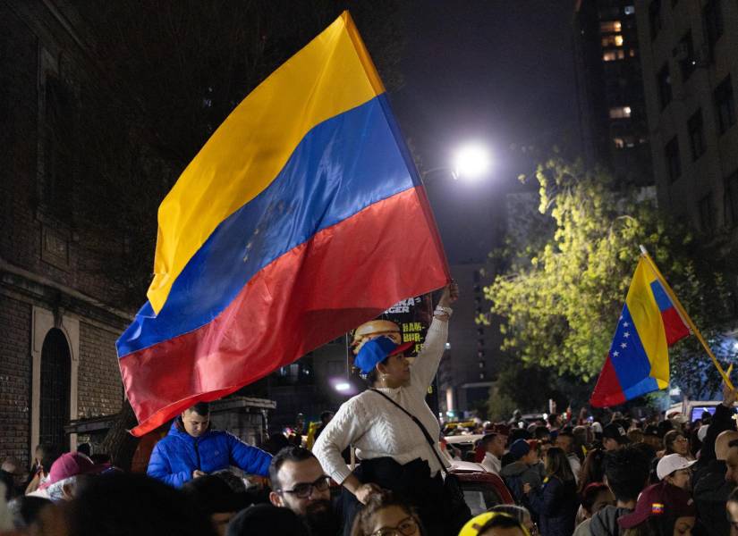Una ciudadana venezolana que reside en Chile protesta este sábado, para rechazar los resultados de las elecciones celebradas el 28 julio.