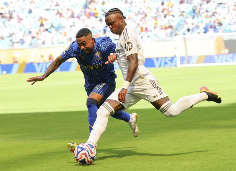 Vinícius Júnior del Real Madrid disputa el balón contra Malcom por el Mundial de Clubes