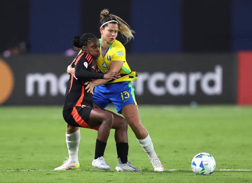 Fernanda Palermo (d) de Brasil disputa el balón con Linda Caicedo de Colombia este viernes, en un partido de la fase de grupos de la Copa América Femenina entre Brasil y Colombia en el estadio Banco Guayaquil en Quito (Ecuador).