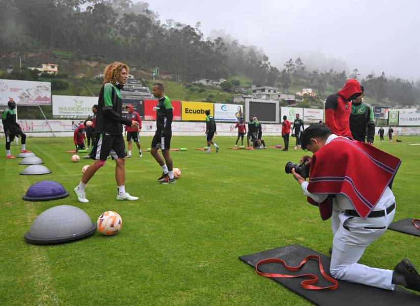 El fotógrafo de Mushuc Runa, Santiago Atupana, toma fotos de una sesión de entrenamiento en Echaleche, Ecuador, el 1 de mayo de 2025.