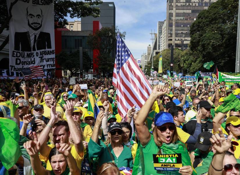 Miles de personas salieron a las calles de Brasil para apoyar a Bolsonaro, juzgado por golpismo en medio de elogios al jefe de la Casa Blanca, Donald Trump.