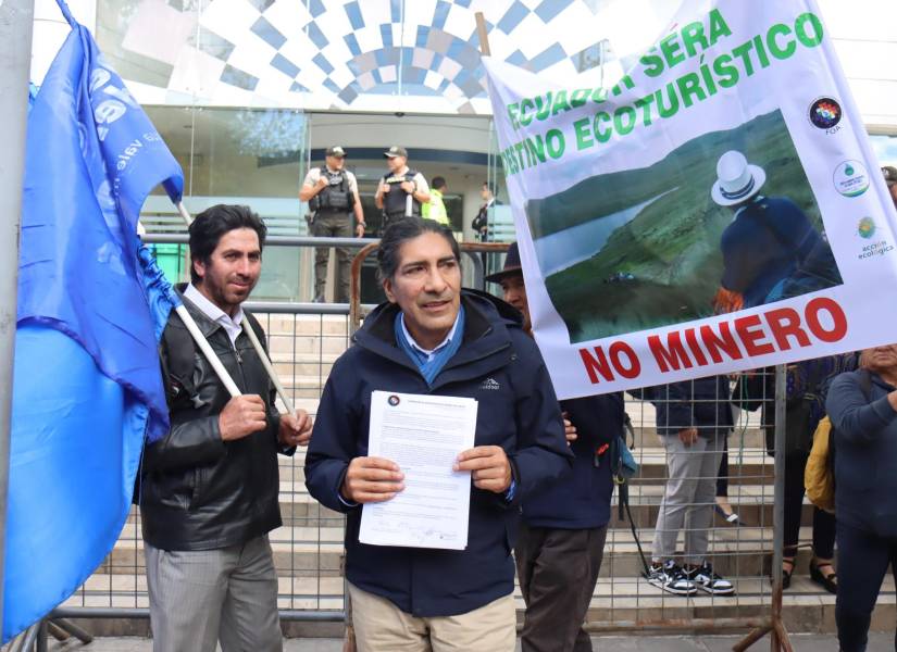 Yaku Pérez en un plantón antiminero en los exteriores de la Corte Constitucional en marzo 2024.