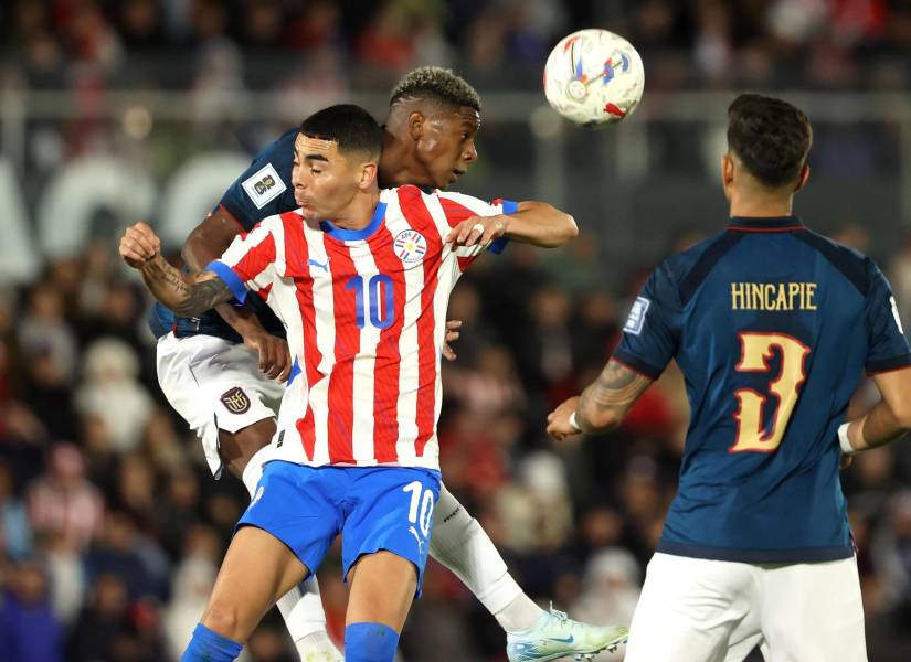 Miguel Almirón de Paraguay disputan el balón con Nilson Angulo de Ecuador este jueves, en un partido por las Eliminatorias a la Copa Mundial 2026 entre Paraguay y Ecuador en el estadio Defensores del Chaco en Asunción (Paraguay).