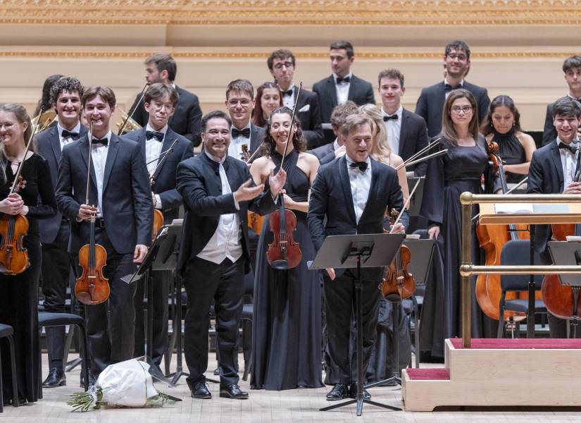 AME8910. NUEVA YORK (ESTADOS UNIDOS), 13/11/2025.- La Escuela Superior de Música Reina Sofía junto al director titular Andrés Orozco-Estrada (c-i) y el violinista francés Renaud Capuçon (c-d) se presentan este jueves, en el Carnegie Hall en Nueva York (Estados Unidos). Más de setenta jóvenes músicos de la escuela, acompañados de quince miembros de la Filarmónica Joven de Colombia, interpretaron para el público el programa 'Viaje al Nuevo Mundo', que incluyó un total de tres piezas y un último bis con toque español. EFE/ Angel Colmenares