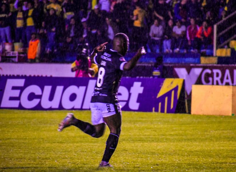 Gabriel Cortez anotó dos goles en el encuentro entre Barcelona SC y Libertad.