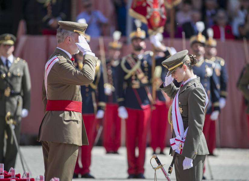 La princesa de Asturias, Leonor de Borbón, y el rey Felipe VI durante la ceremonia.