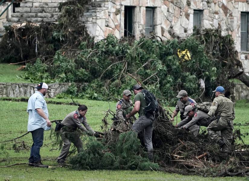 Personal de emergencia busca entre la vegetación y escombros en el Campamento Mystic, en el condado de Kerr, Texas, EE. UU., 6 de julio de 2025.