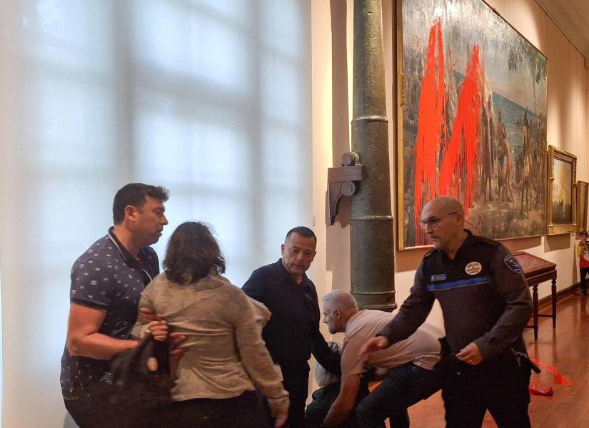 Dos activistas del movimiento de desobediencia civil no violenta Futuro Vegetal han lanzado este domingo pintura roja biodegradable sobre un cuadro en el Museo Naval de Madrid, en un acto de protesta.