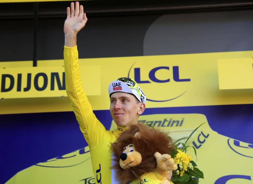 Pogacar sigue como líder en la general portando el maillot amarillo.