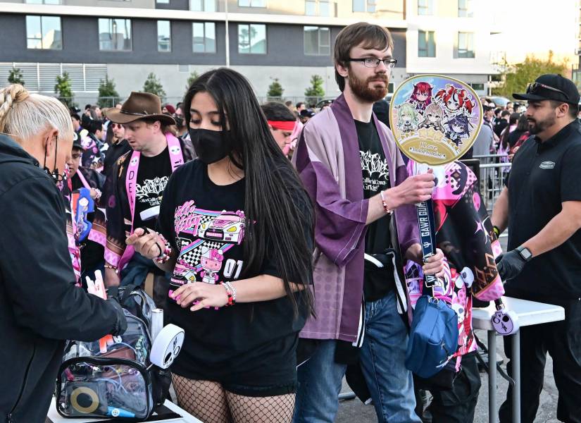 La VTuber Mori Calliope actúa para sus fans que agitan penlights durante un concierto con entradas agotadas en el histórico recinto Hollywood Palladium, en Hollywood, California, el 26 de febrero de 2025.