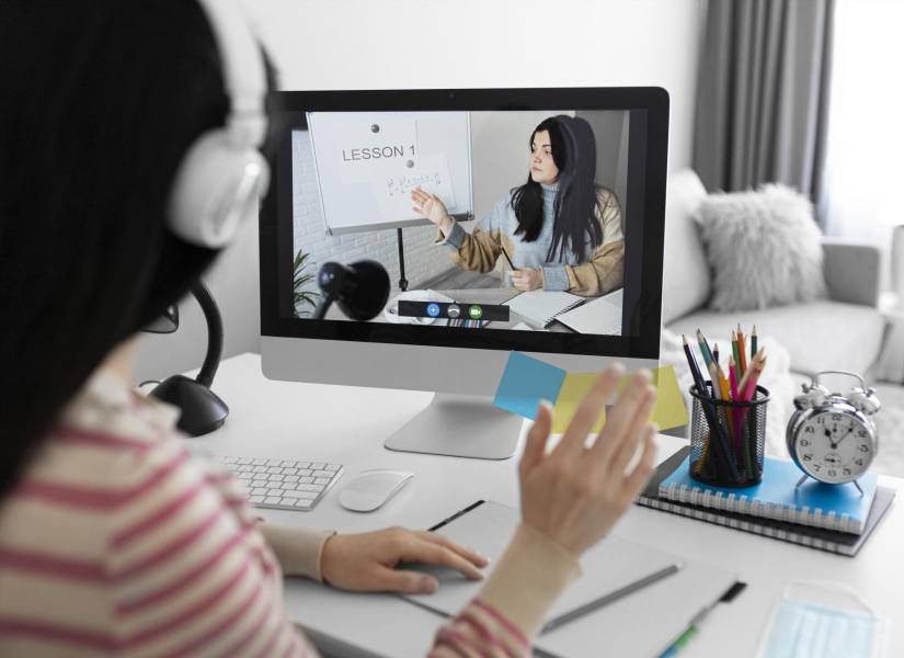 Mujer en videollamada y recibiendo clases virtuales.