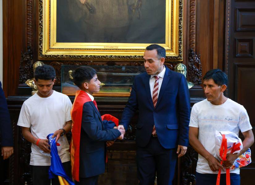 El presidente de Perú, José Jerí junto a Pol Deportes, en el palacio de Gobierno.