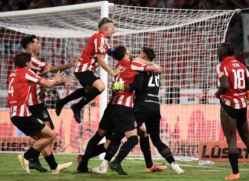 Jugadores de Estudiantes de La Plata celebran tras quedar campeones del torneo Clausura de Argentina