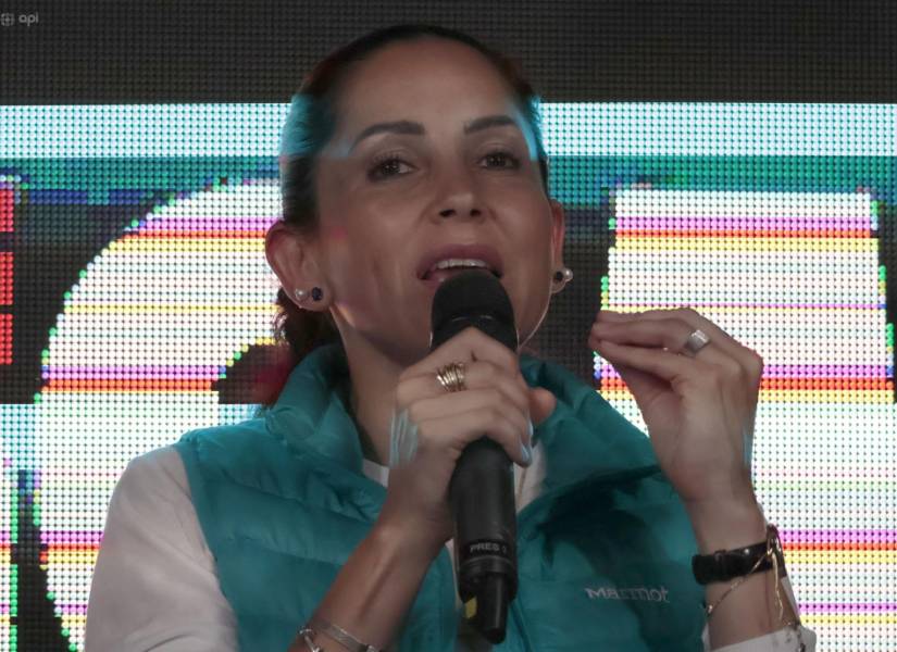 Luisa González saluda a sus simpatizantes luego de conocer los resultados de las elecciones.