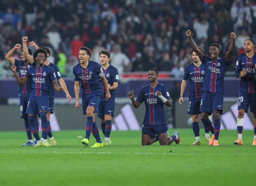 William Pacho (de rodillas) y sus compañeros del PSG celebran el título de la Copa Intercontinental, ganada en penales al Flamengo.