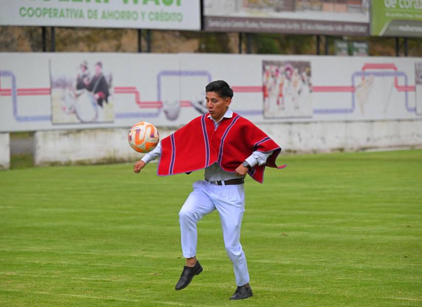 Ángel Telenchana, hincha del Mushuc Runa, controla un balón en la cancha del club en Echaleche, Ecuador, el 1 de mayo de 2025.