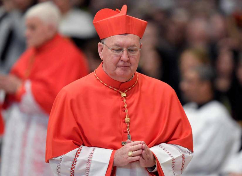 El obispo de Dallas, Kevin Joseph Farrell, camina tras arrodillarse ante el papa Francisco para jurar lealtad y convertirse en cardenal, el 19 de noviembre de 2016 durante un consistorio en la basílica de Pedro.